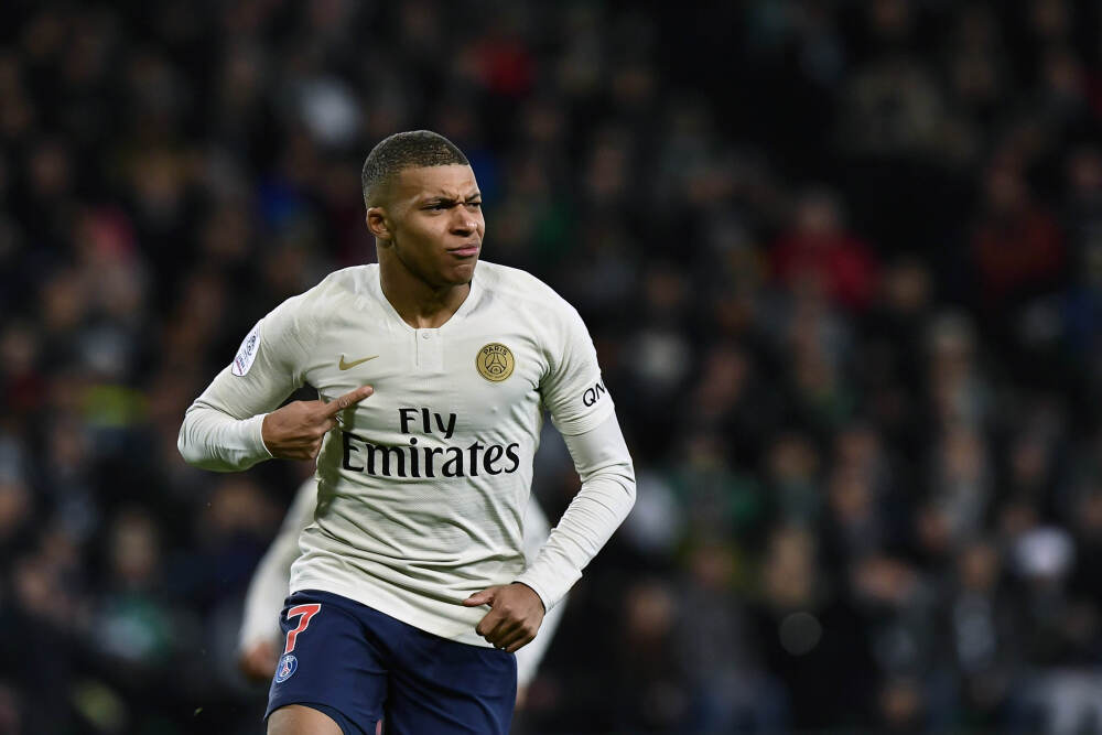 倪妮黑色抹胸长裙 黑发红唇眼神妩媚